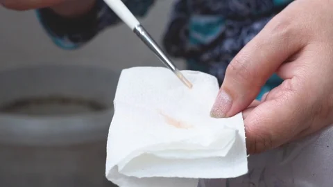 A painter cleans the brush 動画素材 87856604