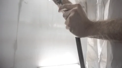 The painter connects the spray gun Vidéo 106597220