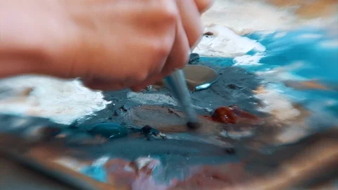 The painter dips a brush in oil to paint a picture 動画素材 116414063