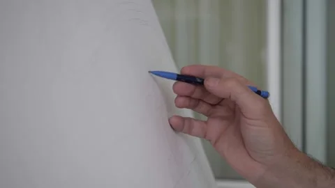 The painter is drawing with pencil Vídeos de archivo 262985571