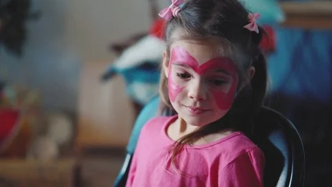 Painter makes butterfly shape at girl's face Vídeo Stock 73055261