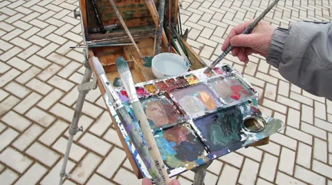 Painter mixes paint on the palette 库存影片 61571446
