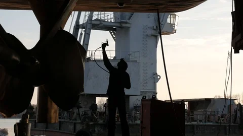 The painter paints the bottom of the ship at the dock Video stock 87085900