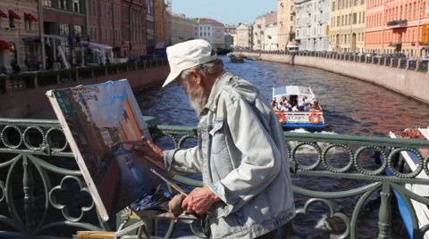 Painter paints on Nevskiy prospectus Video stock 3175028