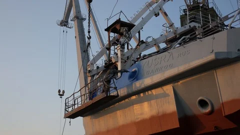The painter paints the ship's dock at the dock Video stock 87086049