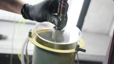 Painter preparing powder painting machine Vidéo 152649321