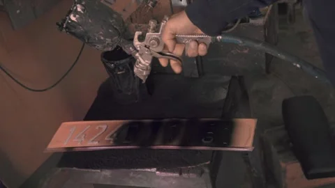 Painting the car plate inside the workshop Video stock 299576843
