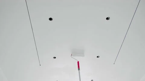 Painting the ceiling in white using a paint roller. Stock Footage 148166899