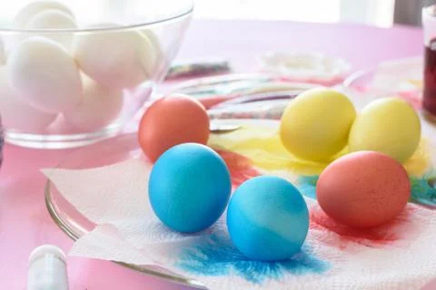 Painting in different colors of eggs for Easter Foto stock