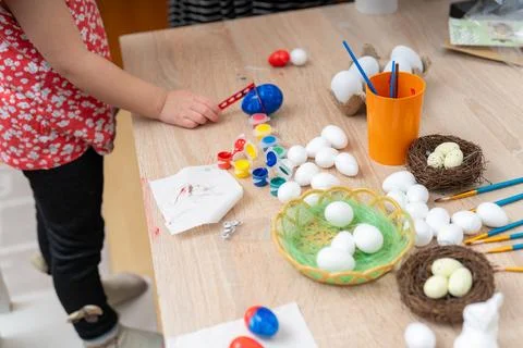 Painting easter eggs and preparing baskets for the easter holiday celebration Stock-Fotos