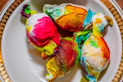 Painting easter eggs with paper. Foto stock