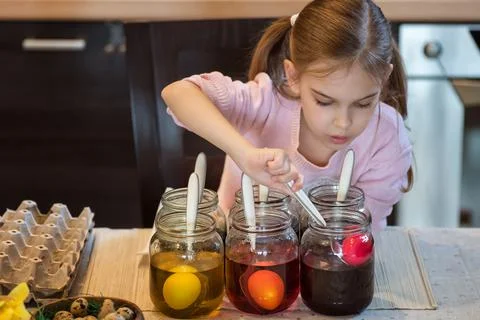 Painting Easter eggs Foto stock