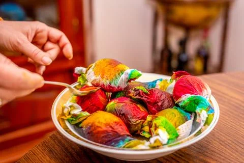 Painting easter eggs with spoon and paper. Foto stock