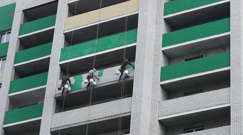 Painting the facade of the building Video stock 62802258