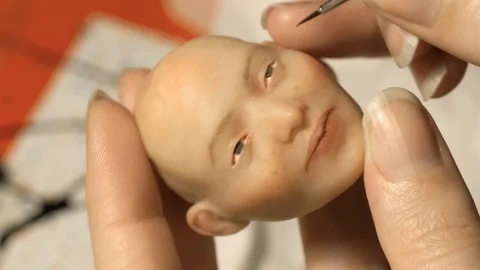 Painting a hand made puppet head by hand 스톡 동영상 89909990