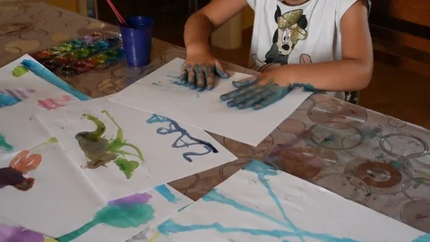 Painting with hands 動画素材 92590670