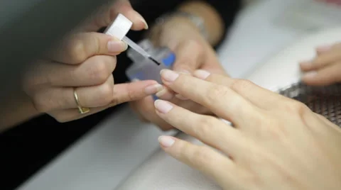 Painting nails of a client 库存影片 62782423