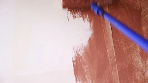 Painting wall into brown with roller Video stock 145313470