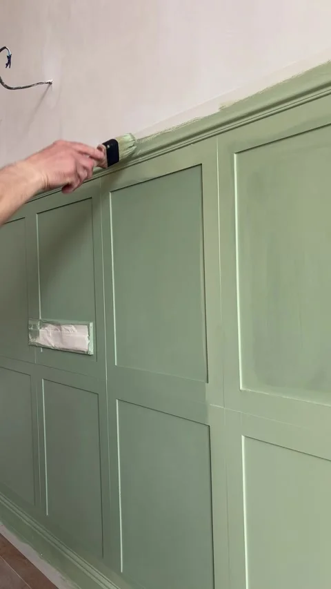 Painting wall-mounted MDF panels with interior green paint in the bedroom Vídeo Stock 346811332