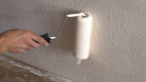 Painting walls with a roller Видео 82893097