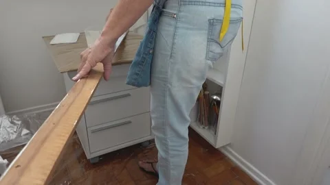 Painting white on wood using a sponge roller. Close up. Time lapse. 库存影片 148347993