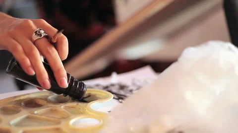 Paints a portrait Stock Footage 43104102