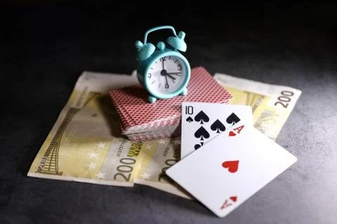 A pair of aces on a deck of playing cards with euro banknotes on a table. Foto stock