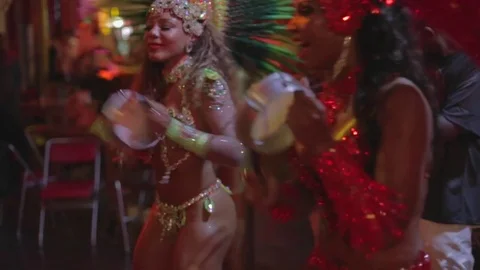 Pair of Brazilian samba dancers dancing side by side Vídeos de archivo 80726989