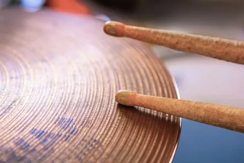 Pair of drumsticks lying on cymbal. Stock-Fotos