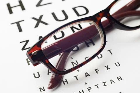 Pair Of Glasses On Opticians Sight Chart Foto stock