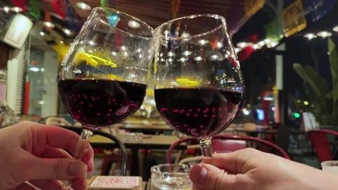 A pair of glasses of wine at a romantic restaurant. Couple celebrate their Vídeo Stock 316886643