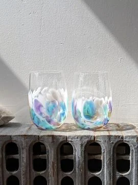 Pair of Hand Blown Multicolor Stemless Glasses, Purple Blue Pastel Colors Stock-Fotos