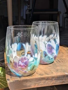 Pair of Hand Blown Multicolor Stemless Glasses, Purple Blue Pastel Colors Foto stock