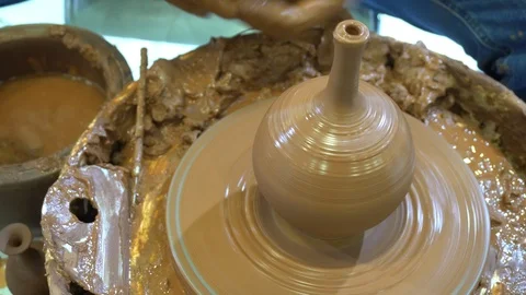 Pair Of Hands Forms Clay Pot On Potter's Wheel Vidéo 121798273