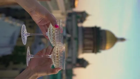 A pair of hands holding wine glasses. Clinking champagne glasses. Vídeo Stock 260116892