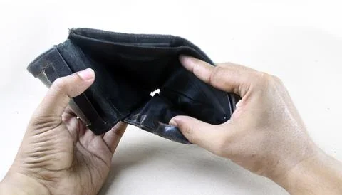 A pair of hands holds an open, empty black leather wallet. The wallet's int.. Stock-Fotos