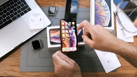 Pair iPhone Xs to apple watch series 4 Vídeos de archivo 95639103