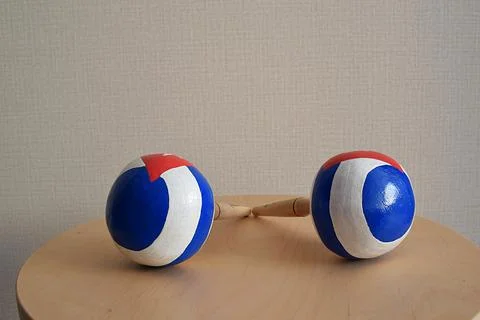 A pair of maracas on a round stool. Foto stock