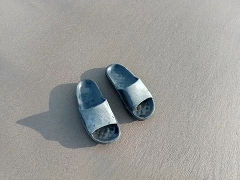 A pair of sandals on the beach. Фото
