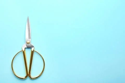 Pair of sharp scissors on color background, top view. Space for text Foto stock
