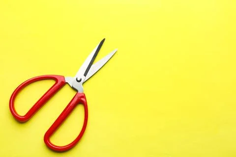 Pair of sharp scissors on color background, top view. Space for text Foto stock