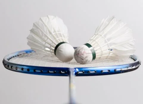 Pair of Shuttlecocks on Badminton Racket Foto stock