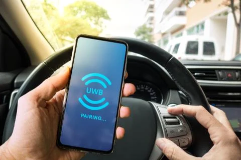 Pairing Smartphone with Car system through UWB radio technology Foto stock