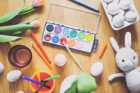 Paiting tools for easter eggs on table Foto stock