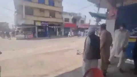Pakistan: Protest turns violent despite government subsidy announcement 動画素材 276615308
