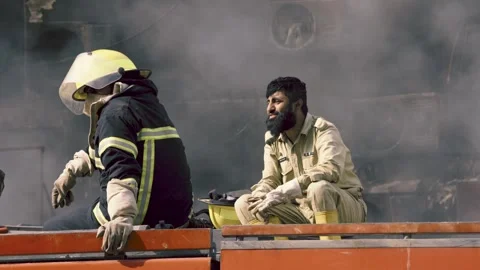 Pakistani fire fighters planning strategy to cover the fire at Gul Plaza Mall 스톡 동영상 327710722