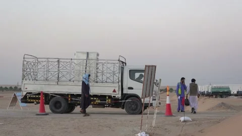 Pakistani labor in field desert Video stock 144687008