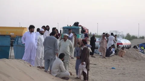 Pakistani workers take breaks during shift work Video stock 144686562
