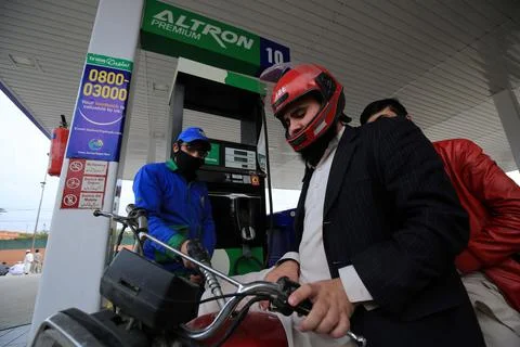 Pakistan's government decrease petrol price by Rs15 to Rs96.58/litre, Peshawar - Stock Photos