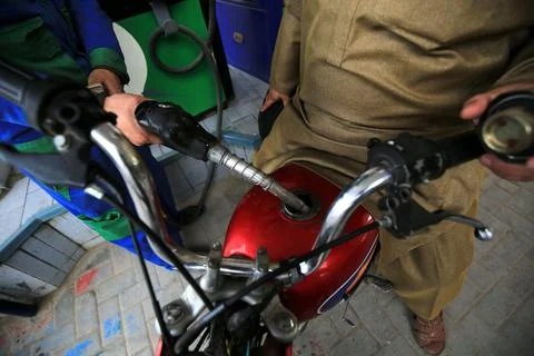 Pakistan's government decrease petrol price by Rs15 to Rs96.58/litre, Peshawar - Stock Photos